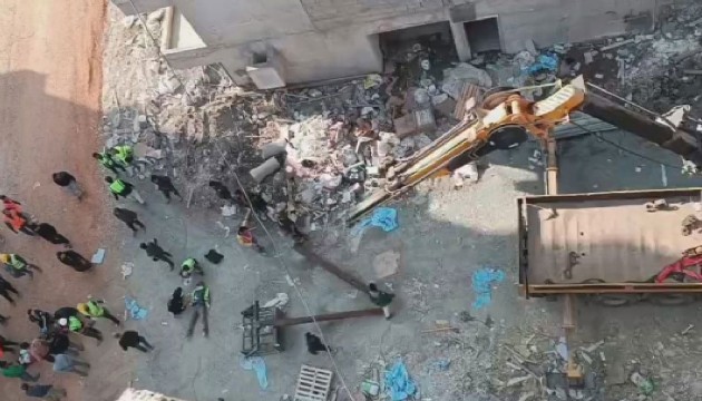 Hatay'da 25 metrelik vinç kırıldı: İki işçi yaralandı