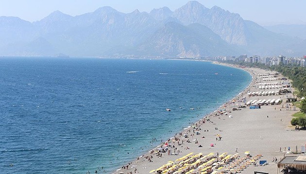 Antalya sahillerinde yoğunluk sürüyor