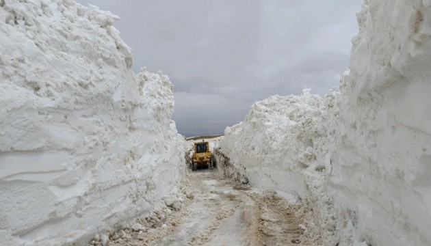 Mayıs ayında karla mücadele ediyorlar