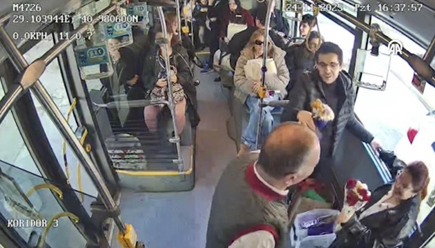 Otobüs şoföründen anlamlı hareket