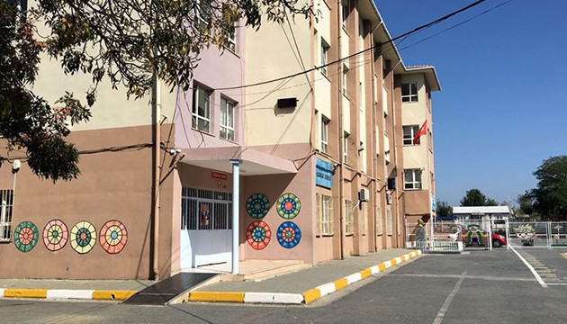 Depremin ardından binlerce kişi okullarda barındı