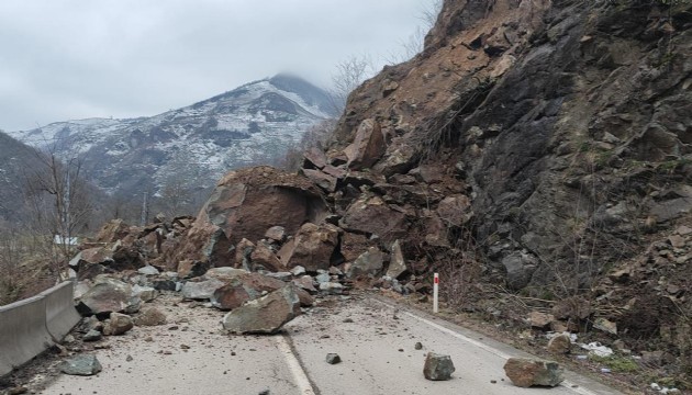 Ordu'da heyelan: 3 ilçenin bağlantı yolu ulaşıma kapandı