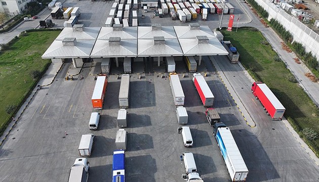 Çiftçiler yolları kapattı