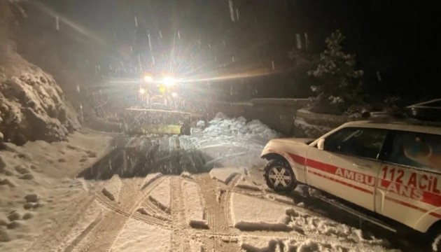 Hasta kepçeyle ambulansa taşındı