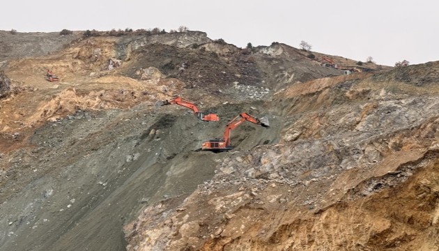 Göçük altında kalan şantiye müdürünü arama çalışmaları sürüyor