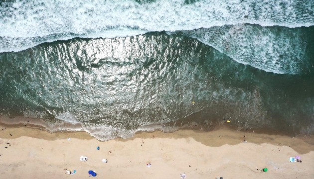 Uzmanı uyardı: 'Kokusu normal olmayan ve köpüklü denizde yüzmeyin'