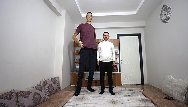 Dünyanın en uzun adamı Sultan'ın hayatı belgesel olacak