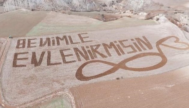 Çorumlu çiftçiden tarlada evlilik teklifi