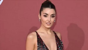 Hande Erçel'den başörtülü kare!