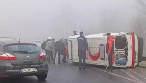 Feci kaza! Ambulans devrildi