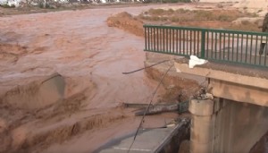 Yağış nedeniyle köprü çöktü