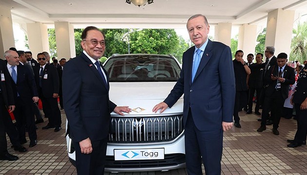Cumhurbaşkanı Erdoğan, Malezya Başbakanı Enver'e Togg hediye etti
