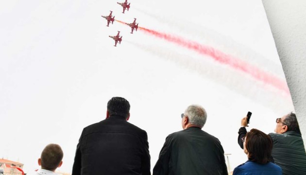 Türk Yıldızları Bursa'da gösteri uçuşu yaptı