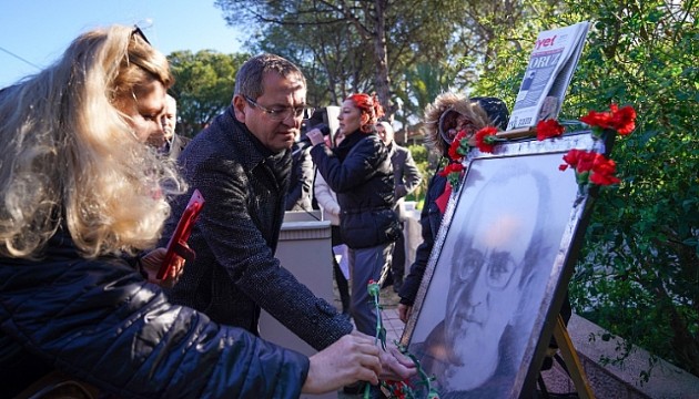Uğur Mumcu Ayvalık'taki evi önünde anıldı