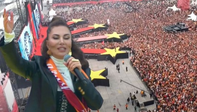 Ebru Yaşar'dan Galatasaray’ın şampiyonluk kutlamalarında şahane açılış!