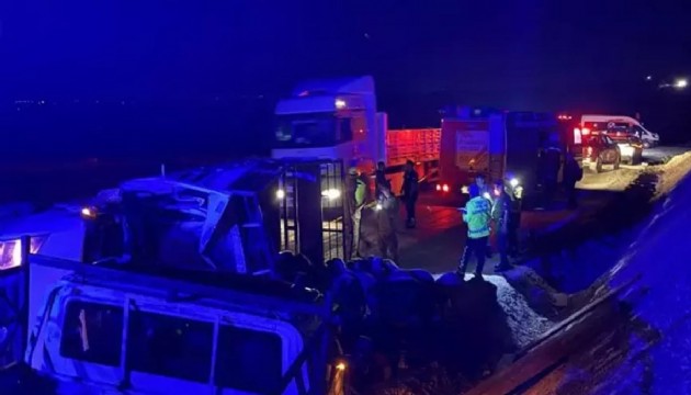 Diyarbakır’da feci kaza: 2 ölü, 1 yaralı