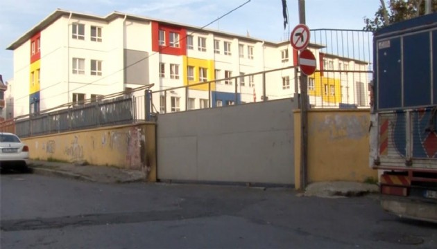 Okul kapısı üstlerine düştü! 1’i ağır 4 çocuk yaralandı