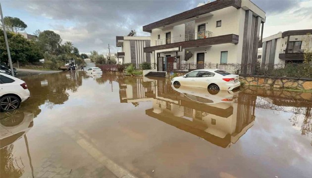 Bodrum’da ani sağanak hayatı felç etti!