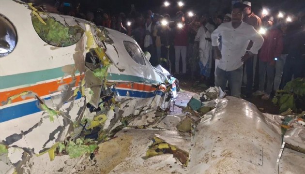 Ambulans uçağı düştü: 7 ölü