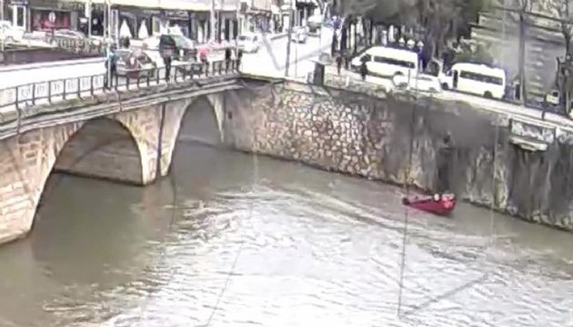 Yeşilırmak’a uçan otomobilde anne ve kızı kurtarıldı