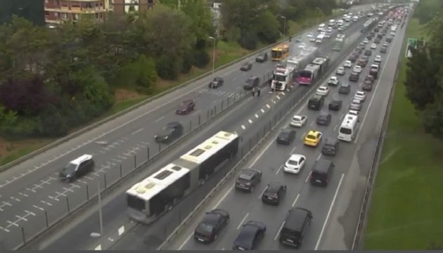 Metrobüs yangını: Seferler aksadı