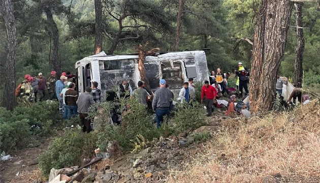 İzmir'de feci kaza! 22 kişi yaralandı