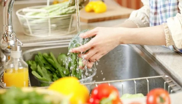Uzman isimden uyarı: Yanlış yıkanan gıdalar hastalığa davetiye çıkarıyor