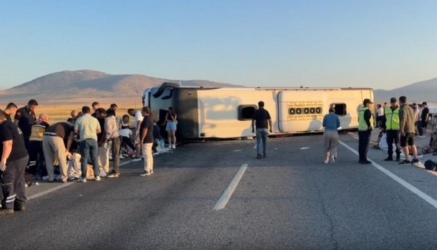 Yolcu otobüsü devrildi: 31 yaralı