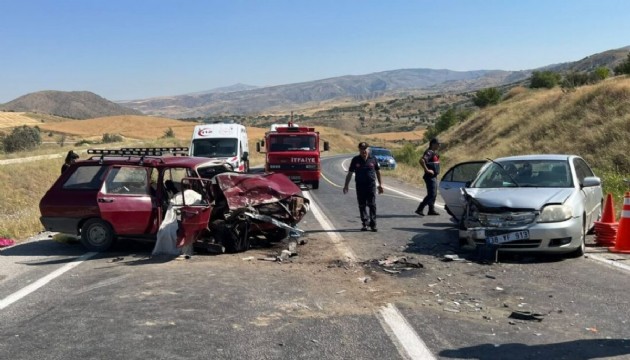 İki otomobil faciaya yol açtı: 1 ölü, 6 yaralı