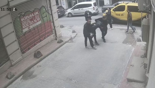 Yürürken başına cam parçası düştü, 7 dikiş atıldı!