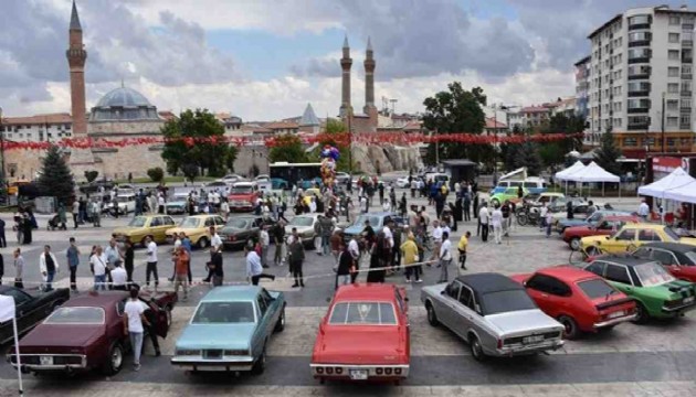 Klasik otomobil sevdalıları Sivas'ta buluştu