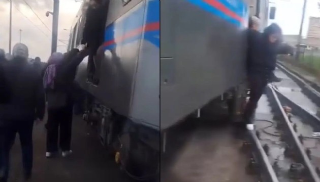 Topkapı’da tramvay raydan çıktı: Yolcular tahliye edildi