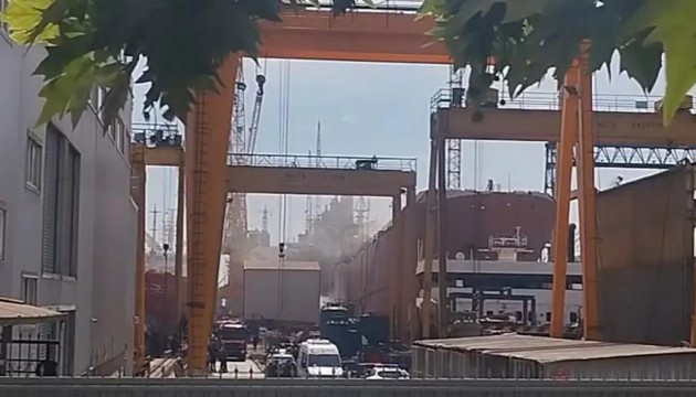 Tuzla'da tersanede gemide yangın