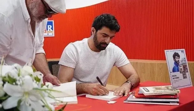 Oyuncu Engin Akyürek’ten alkış toplayan hareket!