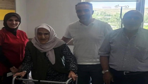 100 yaşındaki kadın ameliyatla yürümeye başladı