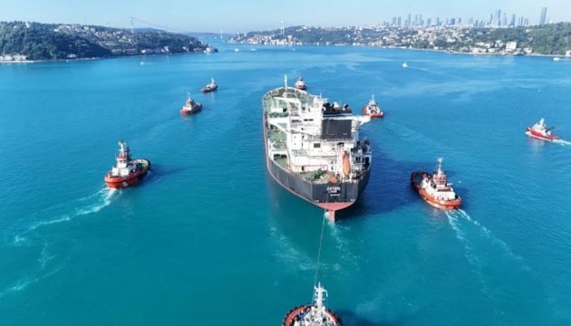 Hasar gören tanker boğazdan geçirildi