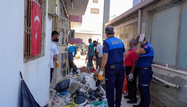 Bir evden 28 ton çöp çıkarıldı