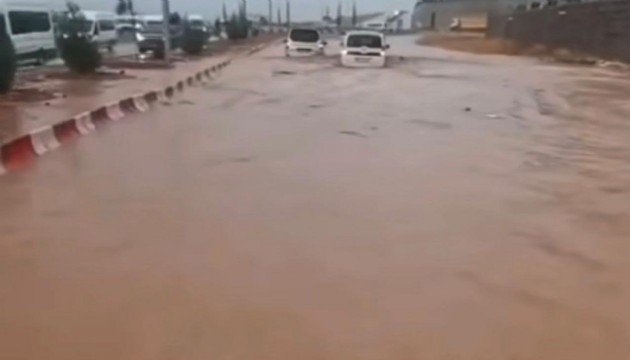 Gaziantep’te şiddetli yağış: Caddeler göle döndü