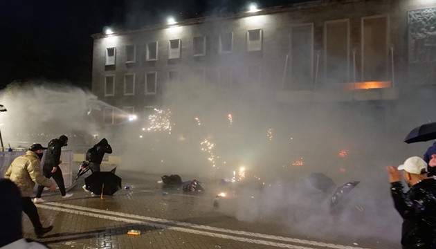 Arnavutluk'ta sokaklar karıştı