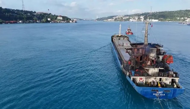 Saldırıya uğrayan Türk gemisi İstanbul Boğazı'ndan geçti