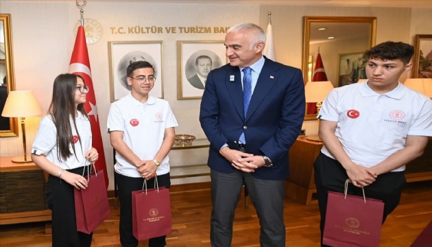 Bakan Ersoy'dan genç sanatçılara destek ziyareti