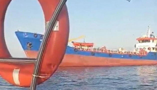 Tankerin çarptığı tekne battı