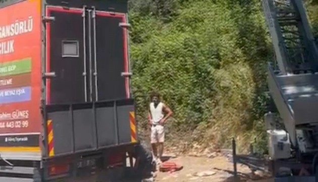 Yük asansörü elektrik hattının üzerine düştü