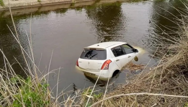 Otomobil sulama kanalına uçtu