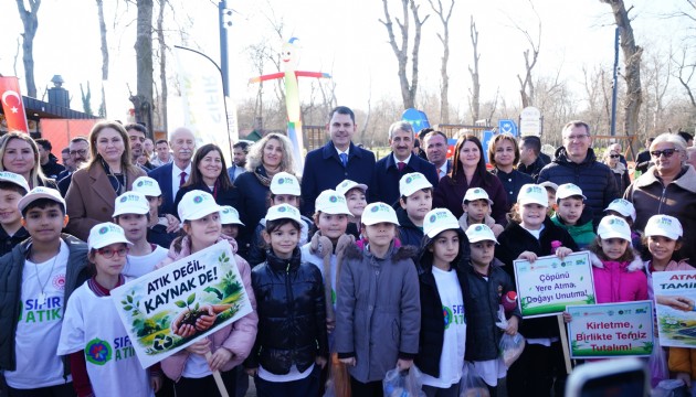 Bakan Kurum çocuklarla ağaç dikti