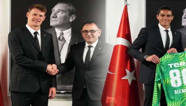 Beşiktaş'ın yeni kalecileri imzaları attı