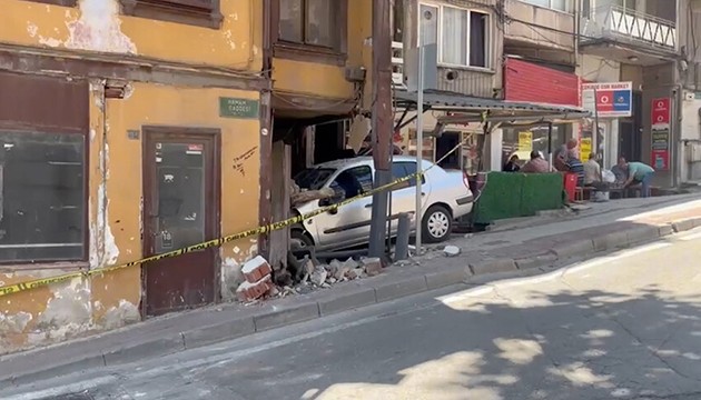 Bursa'da araç binaya çarptı