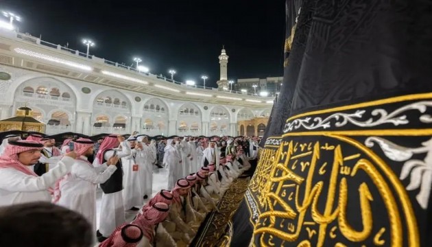 Kabe'ye yeni örtü! Değiştirildi