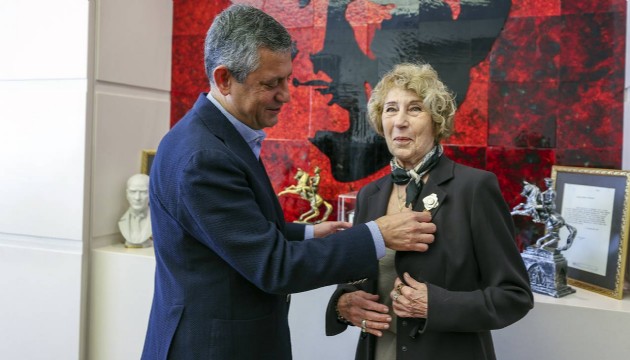 Ayşe Kulin CHP'ye üye oldu