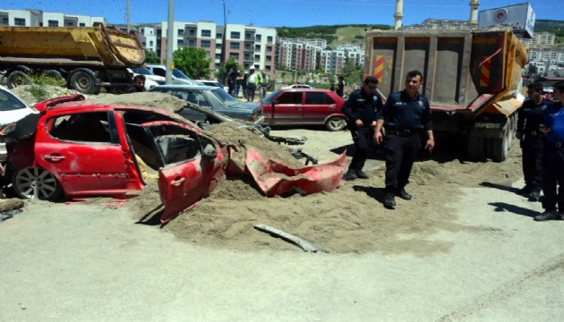 Freni boşalan kamyon 7 araca çarptı
